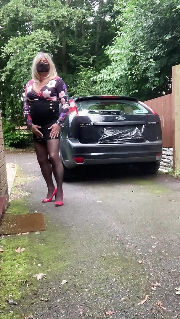 Kellycd2022: Amateur crossdresser Kellycd2022 sexy milf masturbándose al aire libre corrida...