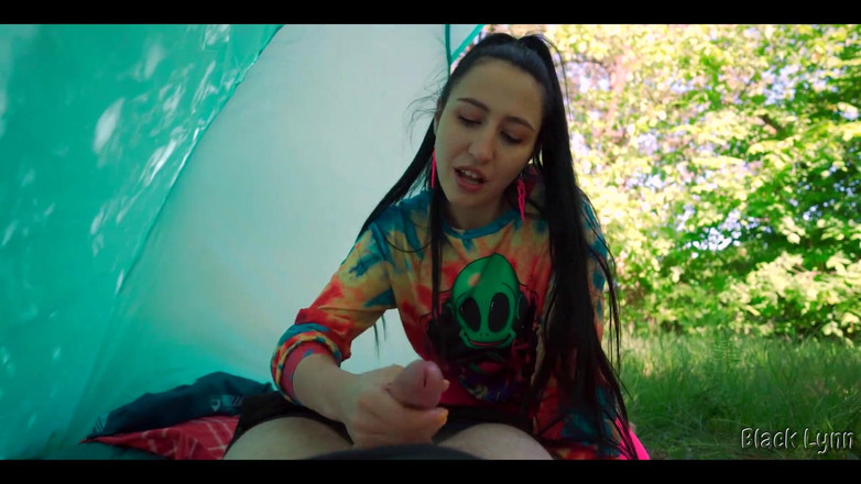 YSP Studio: Розпусний хіпі дрочив мене безкоштовно у своєму наметі