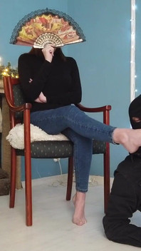 ブルージーンズの少女の足を崇拝する