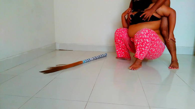 Aria Mia: bbw 阿拉伯热业余女仆肮脏乱搞主人并摧毁她的大屁股，同时扫办公室