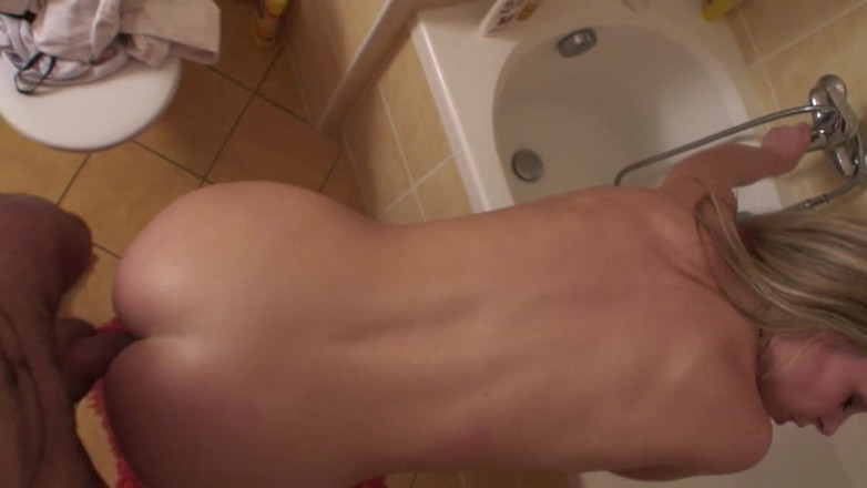 Reality Babes: Frumusețe germană blondă are parte de ejaculare facială în timp ce...