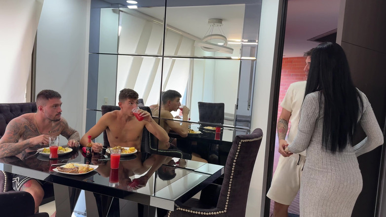 Rauls Bud: La Latina Sexy Yenifer Chacon Ci Salva E Ci Lascia...