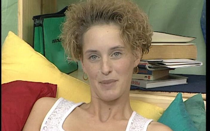 YOUR FIRST PORN: Dorfmaedchen Michelle Zeigt Ihre muschi - 乡村女孩michelle展示她的阴户