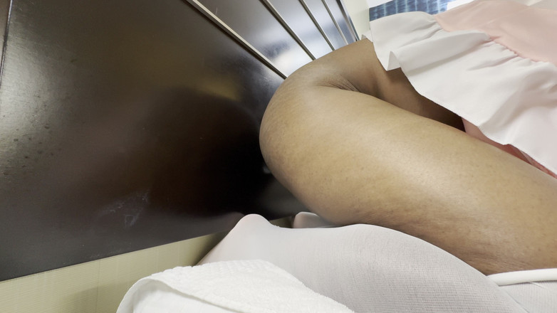 SissyHousewife: 处女娘娘腔家庭主妇第一次用假阳具性交