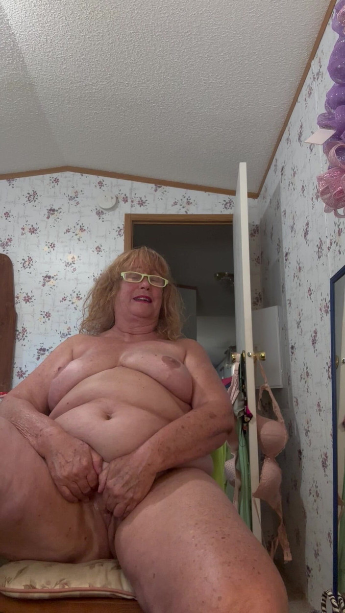 Big Ass 4 U: Nenek sange ini lagi asik masturbasi sampai mengerang keenakan!