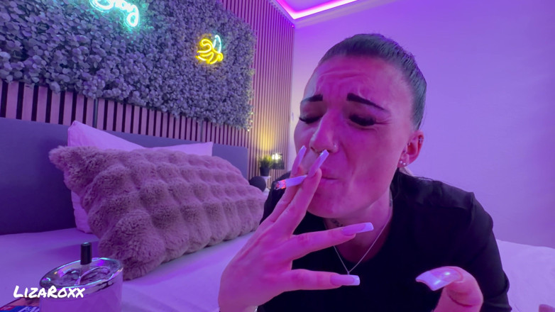 LizaRoxx: 发现我在抽烟...变成了一个邋遢口交 第一人称视角