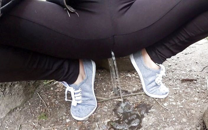 Faye Taylor: Outdoor desperation and pissing in my leggings