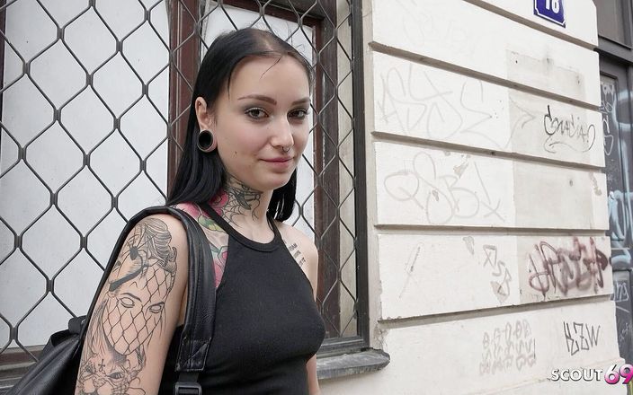 German Scout: Cercetașă germană - adolescentă studentă tatuată înaltă agățată și futută dur la audiția...