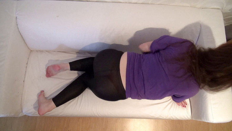 All Those Girlfriends: 魅惑的な赤ん坊Kesidy Bellaは彼女の濡れた猫を運指して楽しんでいます