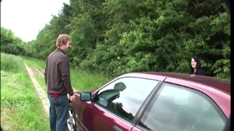 EroticEntertainment.Club: 自然丰满的女孩在户外性交