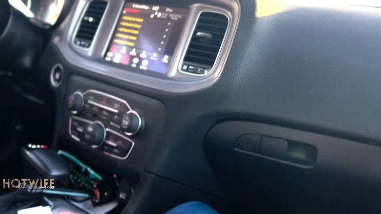 HolleeHuntress: Car Blowjob