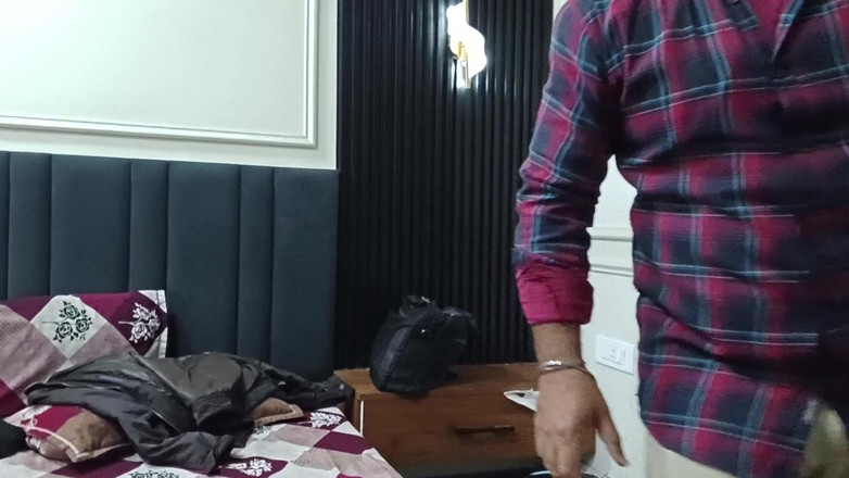 Austin Rose: Reifer indischer mann wichst allein in seinem zimmer, 4K-video