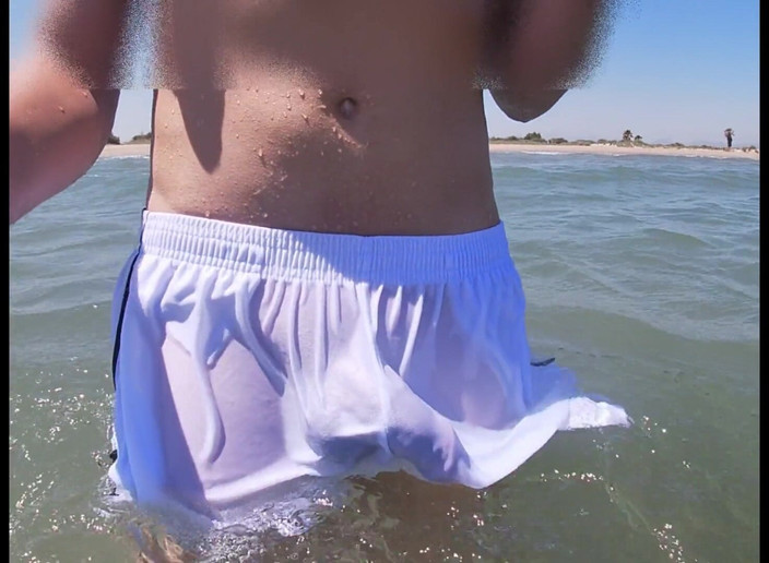 Cool Body: Люди на пляжі виродки, коли я промокаю в шортах