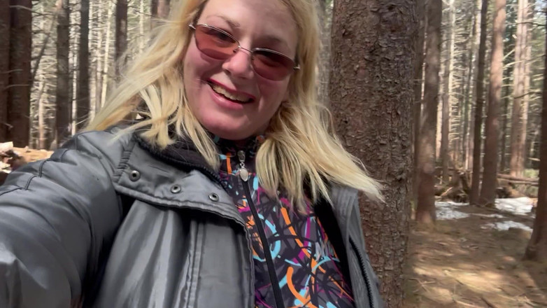 Putarankahotmilf: Kencing di hutan di musim dingin