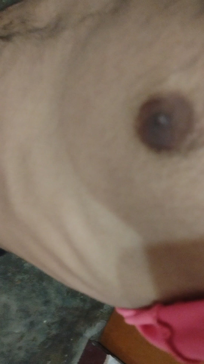 Adi T: Seorang lelaki seksi mengurut zakarnya dengan tangannya.