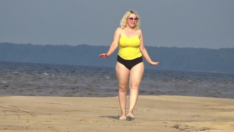 RedRoseRus: Keldai besar dalam seluar pendek mini - berjalan di pantai.