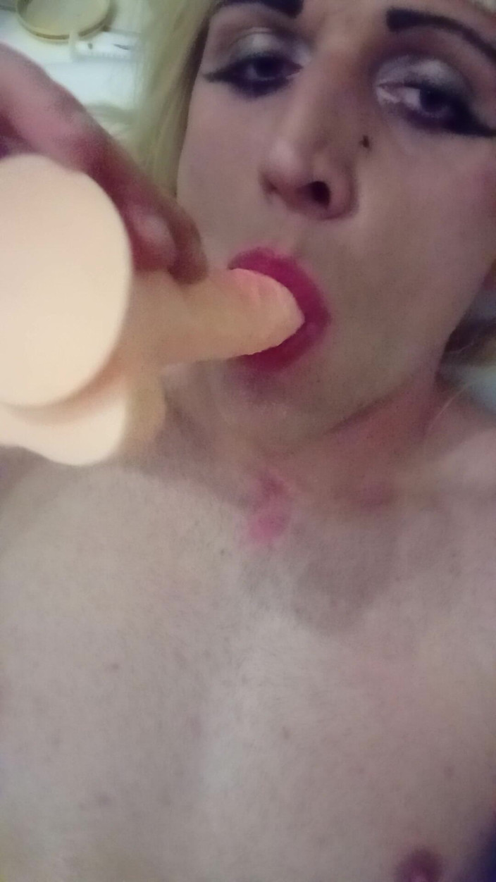 SarahDeSexy: Checca rosa succhia dildo