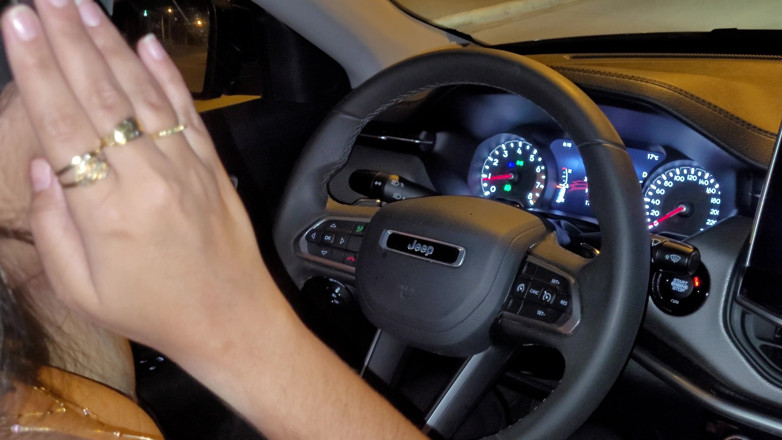 Strimermodel: Powerful Sneeze Shots Behind the Wheel