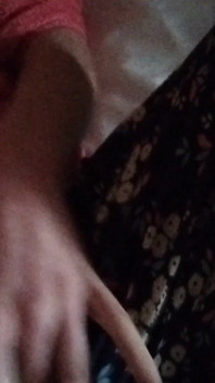 年轻女孩抚摸自己