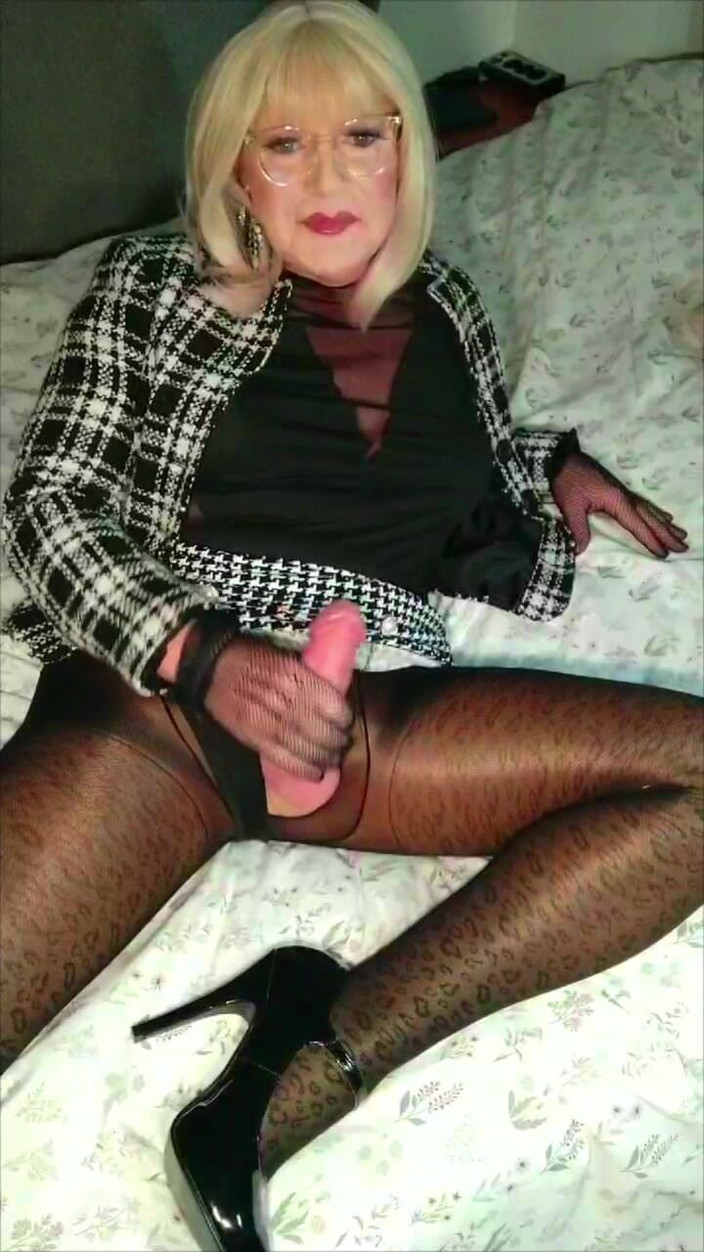 Emma Browne: Yaramaz trans sekreter külotlu çorap ve topuklu ayakkabılar