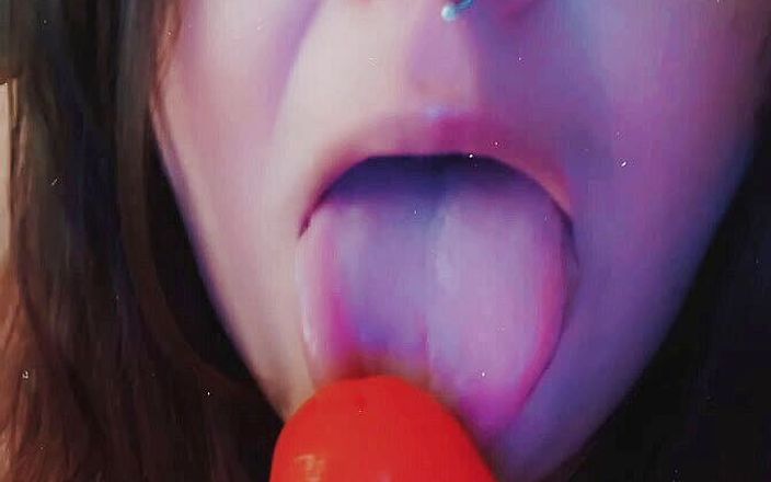 Nikki Danzig: SSBBW slut practicing oral skills