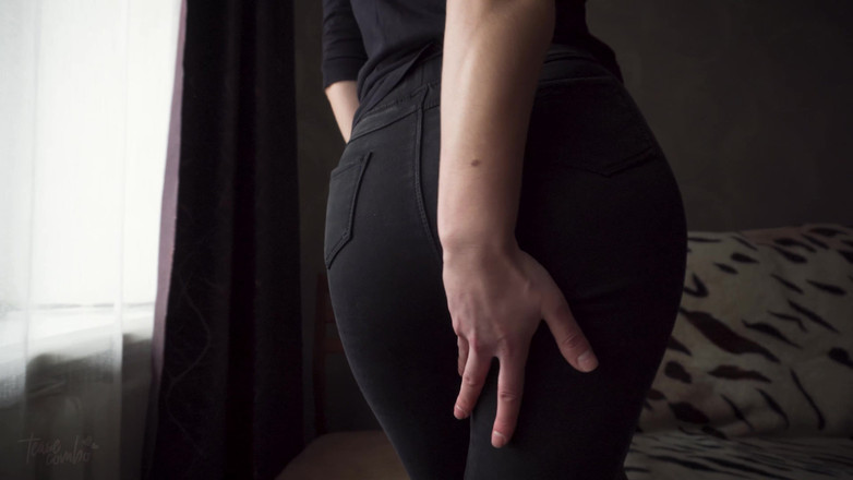 Teasecombo 4K: Mamă sexy incitantă în blugi negri strâmți care se expune cu...