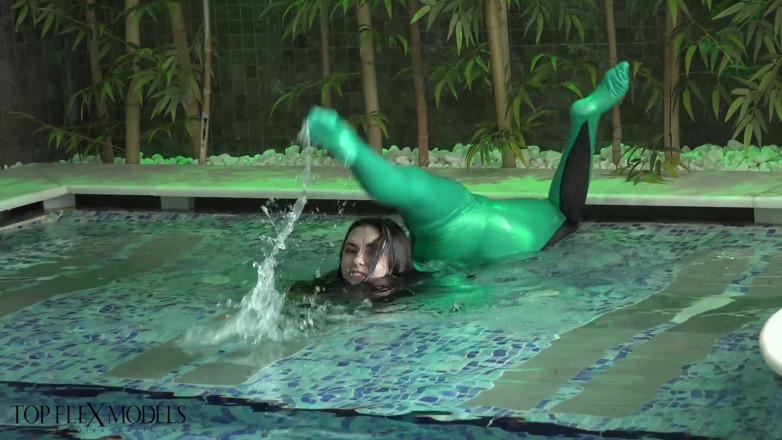 Flexilady: Surprise in the Hotel Pool