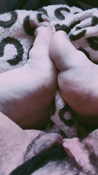 Desperate MILF Pussy Play