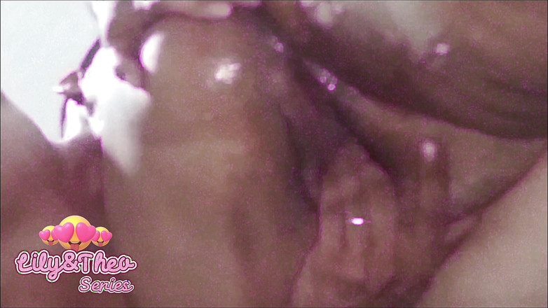 Lily & Theo: バンパー位の人妻が濡れたマンコにデカチンを誘導し情熱的に跳ねる