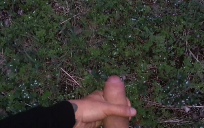 Idmir Sugary: Outdoor Cumshot While Tip Toes Standing in the Sneakers POV