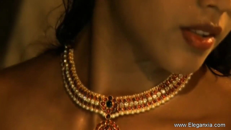 Eleganxia: Indian babe showing her perfect body