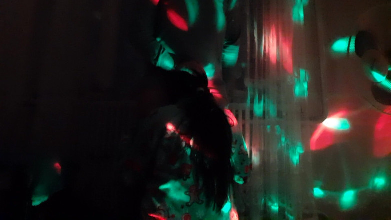 Lesbian-illusion: Di parti, Semasa Semua Orang Menari, Kami Pergi Ke Sudut...