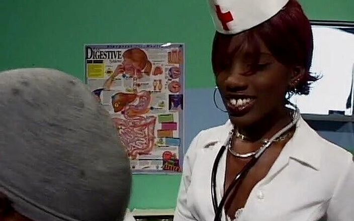 Black Jass: लाल बालों वाली सांवली नर्स मरीज के लंड को बहकाते हुए स्टॉकिंग पहने हुए