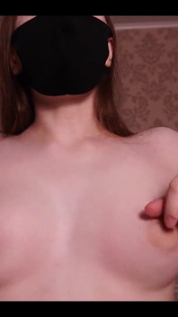 Orgasme amateur avec les tétons par une brune modeste