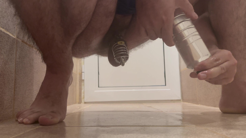 Weird-bisex: ピアスチンチョン貞操ボトル挿入アナル