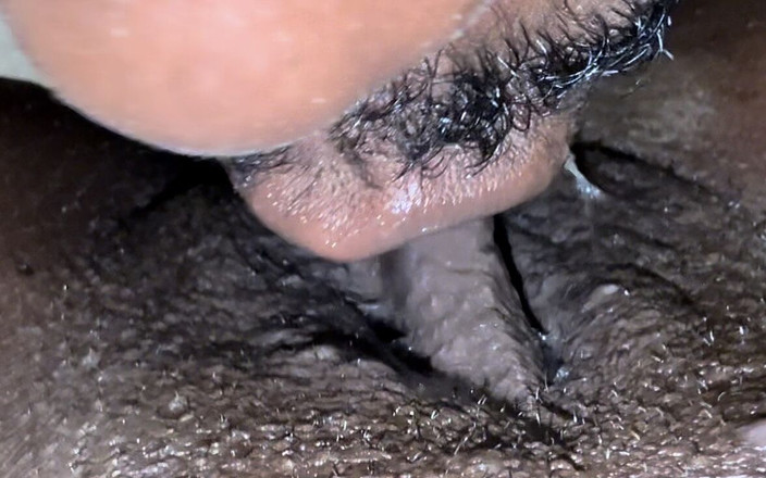 Sweetqueen2: Он поглотил меня, лижет и сосет, как если бы я была последней едой, он когда-либо съел бы