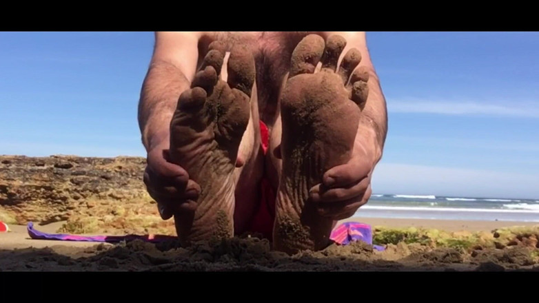 Manlyfoot: Sandy Feet - 塩漬けの足裏 - オーストラリアのサウスサイドヌーディストビーチのManlyfoots大きな男性の足