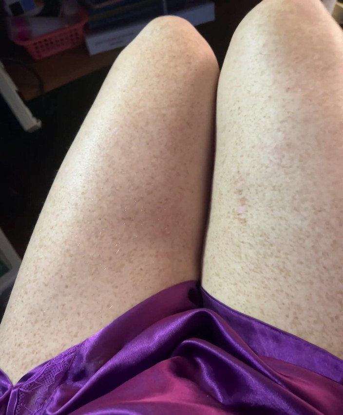 RedGemi: Saya duduk di sini menggesel peha saya bersama-sama memikirkan tentang...