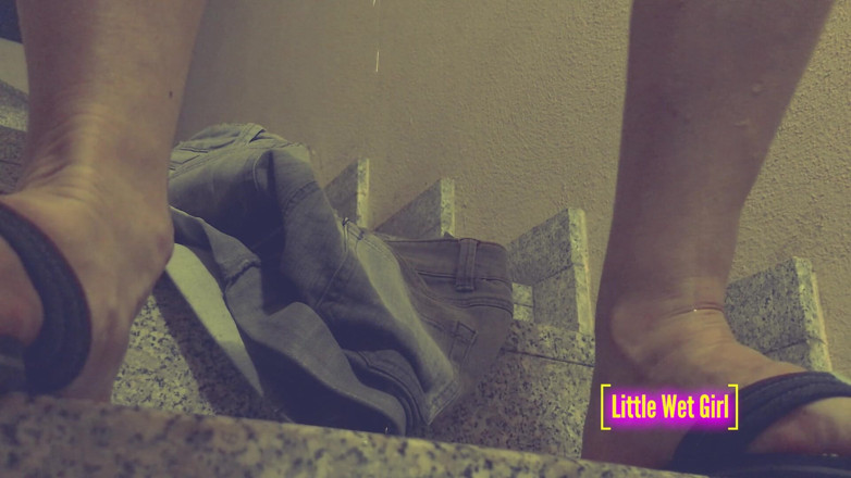 Little Wet Girl: Pișare disperată în pantaloni scurți și chiloți pe scări