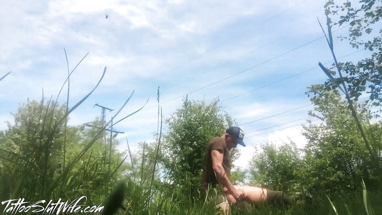 Tattoo Slutwife: Tetovaná holka má tvrdý drsný sex venku v lese