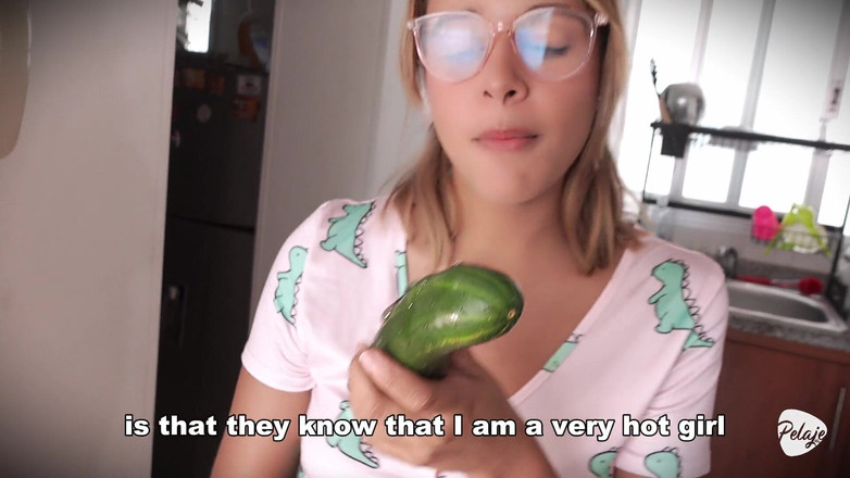 Pelaje mix: A empregada fode os vegetais. Ela goza na cozinha.