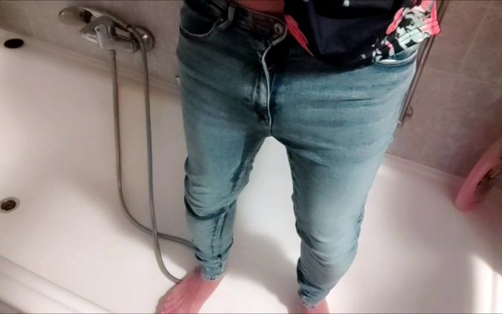 Divy Dallas: Travestito fa pipì in jeans e doccia