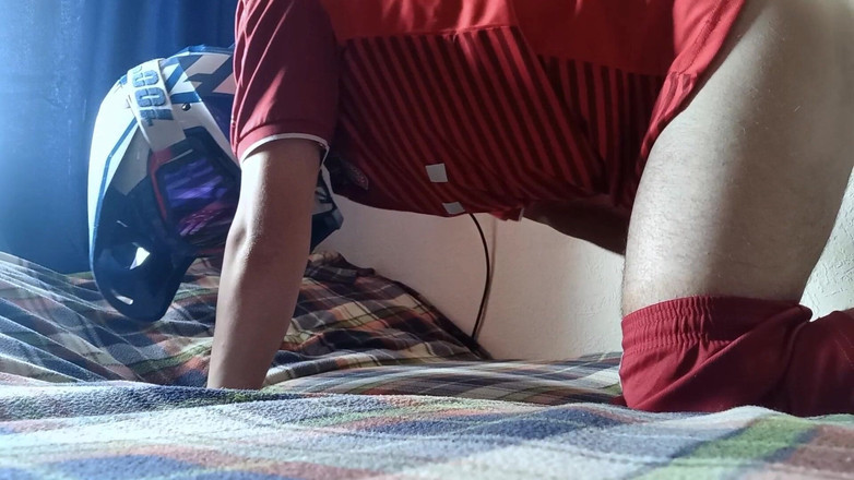 GearMax: Молодая футболистка дрочит и кончает