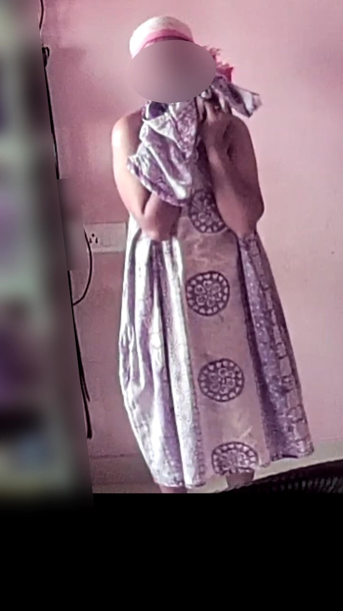 Black & white desicat: デシの浮気セクシーなボディ主婦がドレス替え動画で誘惑する