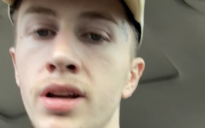 GhostCams: Acariciando mi polla suave sin cortar en el coche