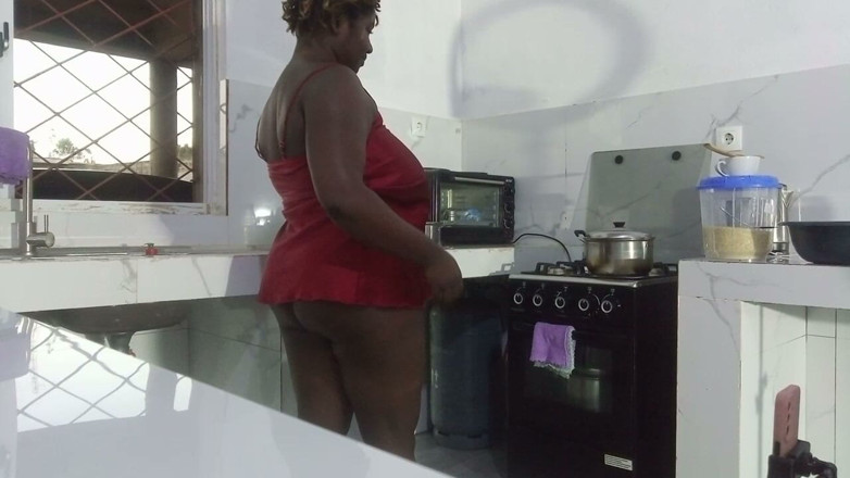 BMCs: Sono andato a scoparla in cucina cucinandola per suo marito...