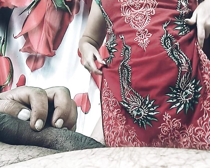 Bolly Karma: Mooie milf gaat op een vreemde neer