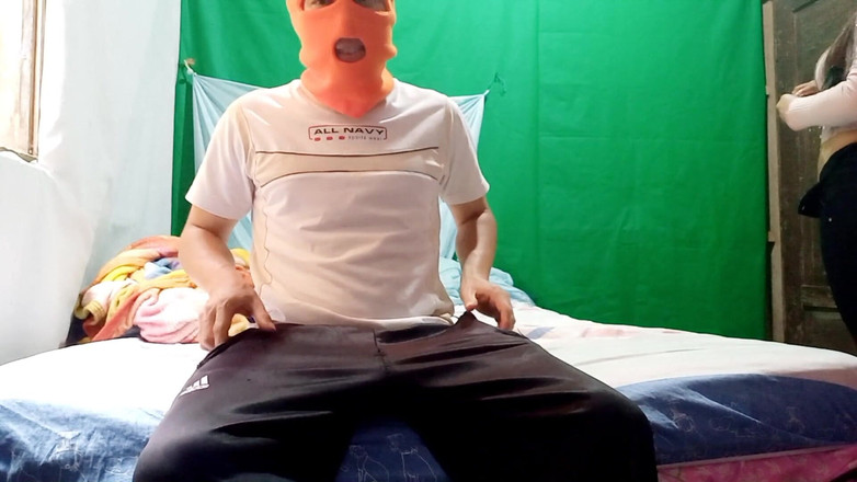 Martin13: 我的老继母邀请我直播性爱，让Xhamster的订阅者观看！！