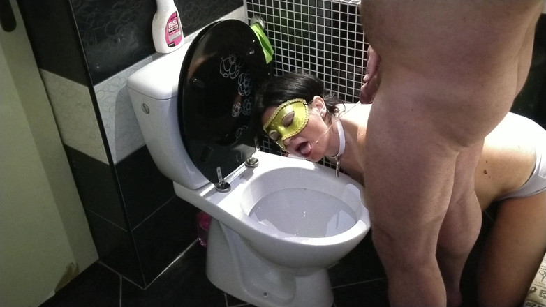 Toilet Mommy: Slav slampa mun serveras som en toalett