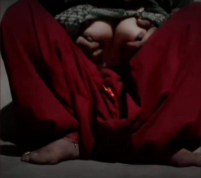 TricolorMusic3: Indiana menina do interior pega assistindo e se masturbando e...